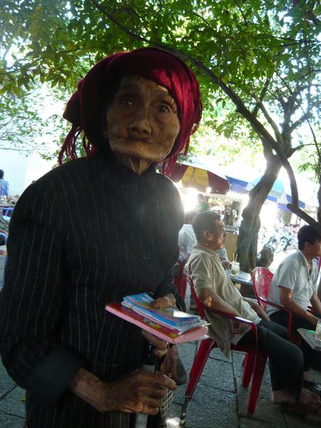 100-year-old lady sells lottery tickets