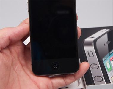 Customers have to draw lots to buy iPhone 4