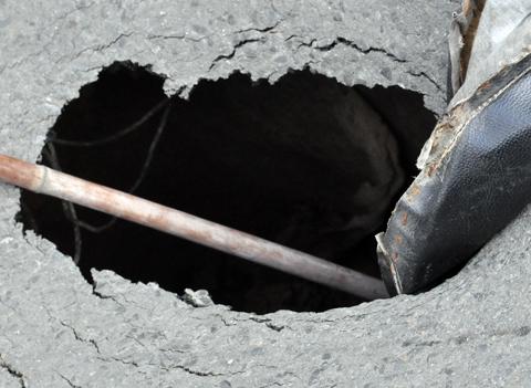 Deep “hell hole” appears on Saigon’s road