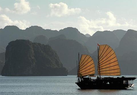 Ha Long Bay listed among the world’s most surreal landscapes