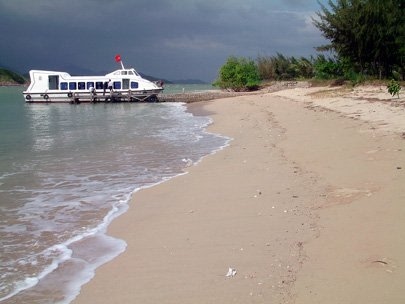 Pristine beauty of Hon Thi Island attracts tourists in Vietnam travel