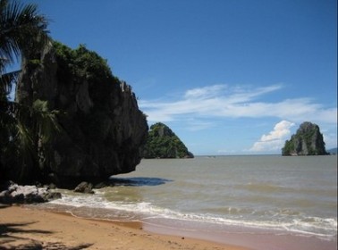 Many tourists coming Mui Nai Beach to enjoy its natural beauty