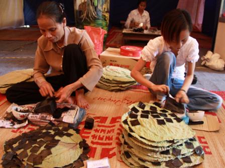 Gold-leaf makes craft in Kieu Ki